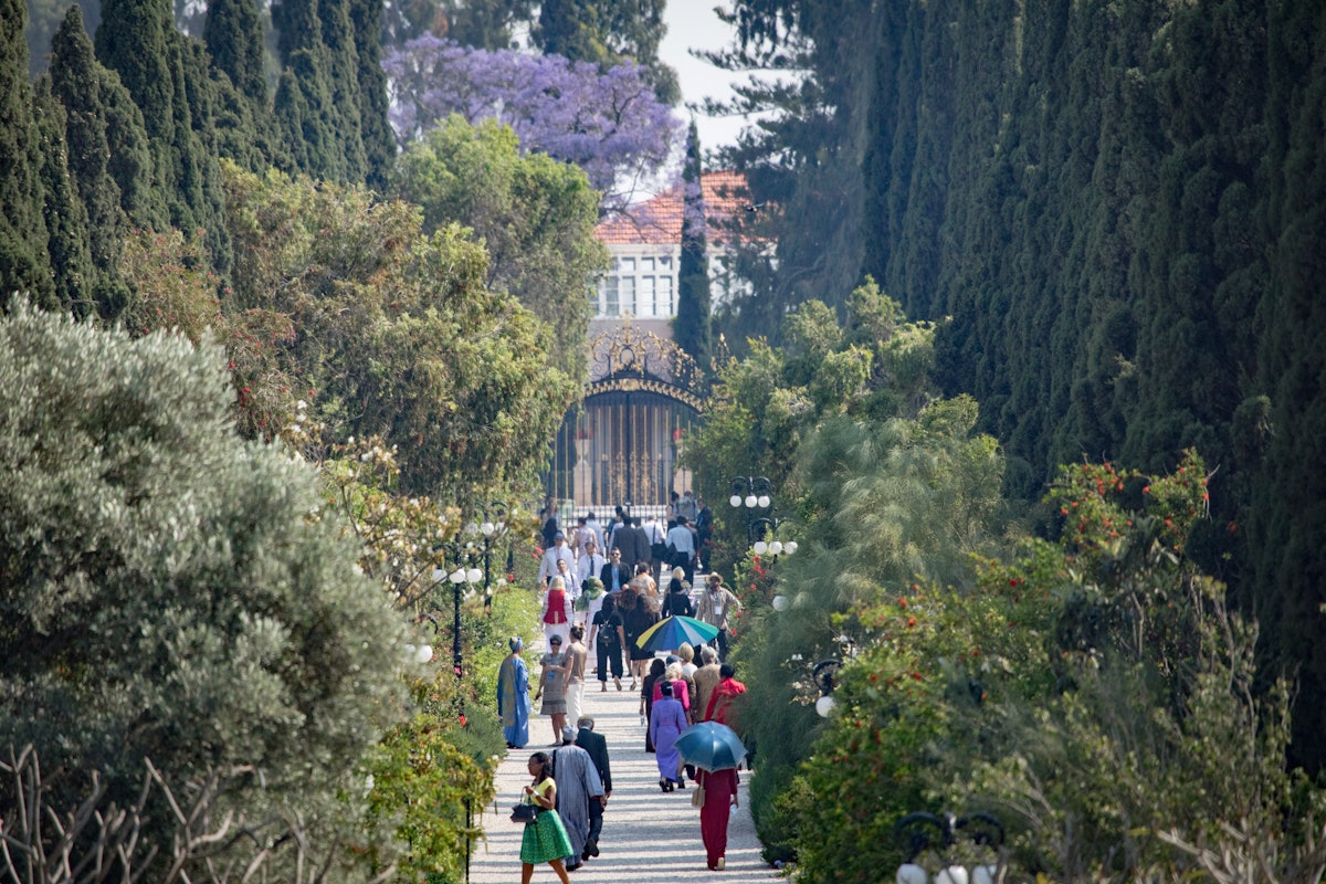 Los invitados caminan hacia el Santuario de Bahá'u'lláh para la celebración del noveno día de Ridvan.