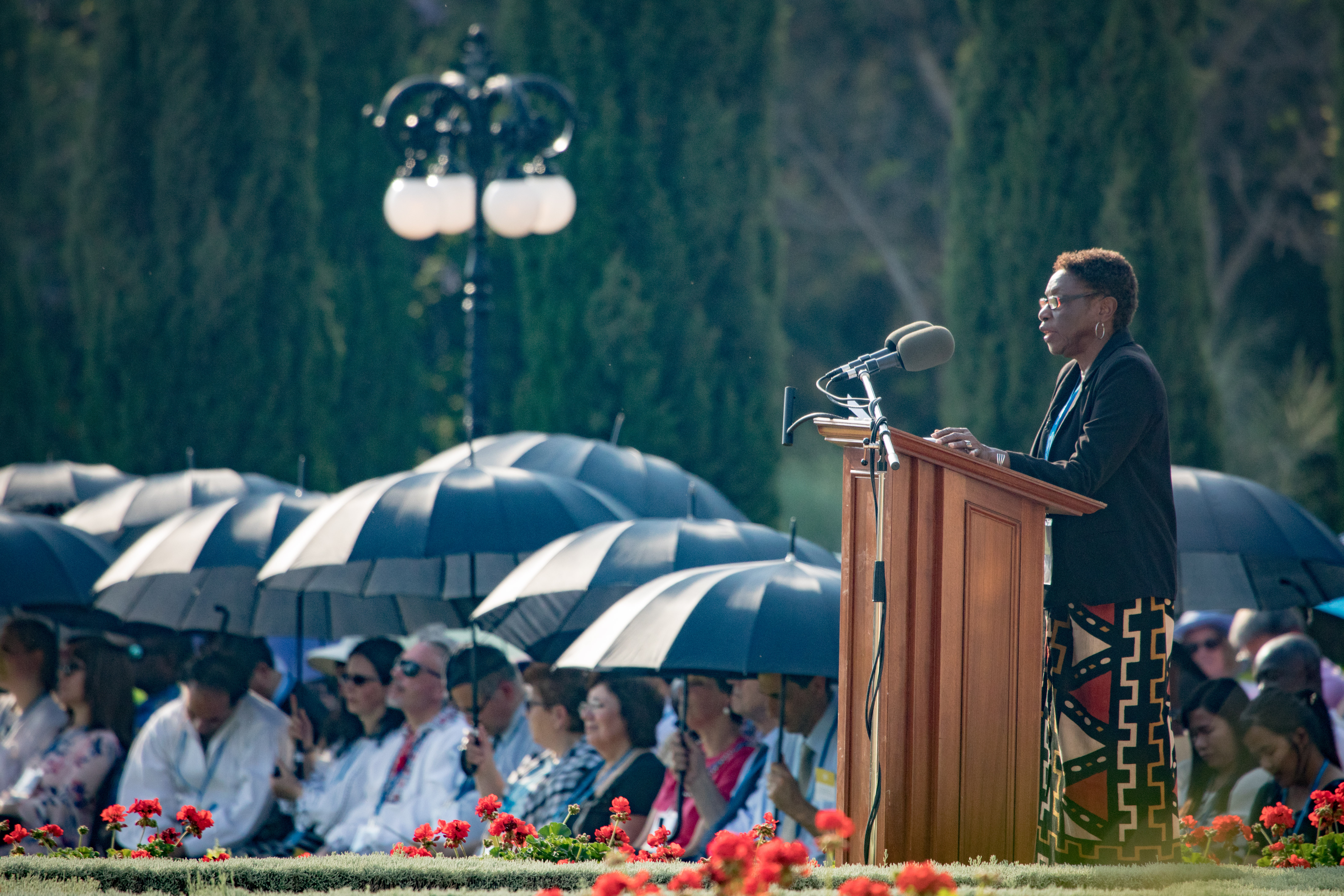 در برنامه جشن دیروز، مناجات‌ها و آثار بهائی به زبان‌های انگلیسی، روسی، فرانسوی، عربی، اسپانیولی و فارسی خوانده شدند.
