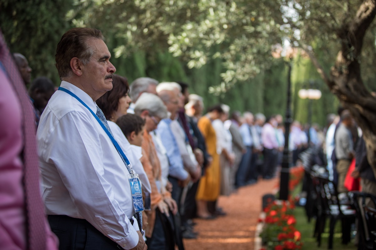 Los invitados al programa del día sagrado frente al Santuario de Bahá'u'lláh.