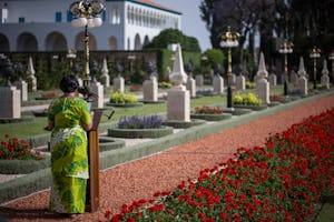 Leyendo oraciones durante la celebración del 12º día de Ridvan en Bahji.