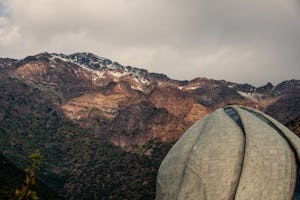 La Casa de Adoración Bahá'í en Santiago, Chile, se encuentra en las estribaciones de los Andes.