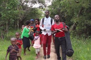 Un grupo en Mwinilunga canta «El tabernáculo de la unidad ha sido levantado: no os miréis como extraños».