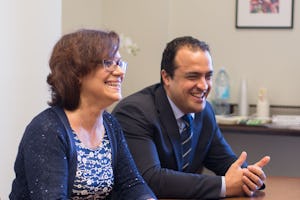 Zoraida Garcia Garro (izquierda) y Saba Mazza, miembros del Cuerpo Continental de Consejeros de Europa, riendo durante su conversación con sus compañeros consejeros.