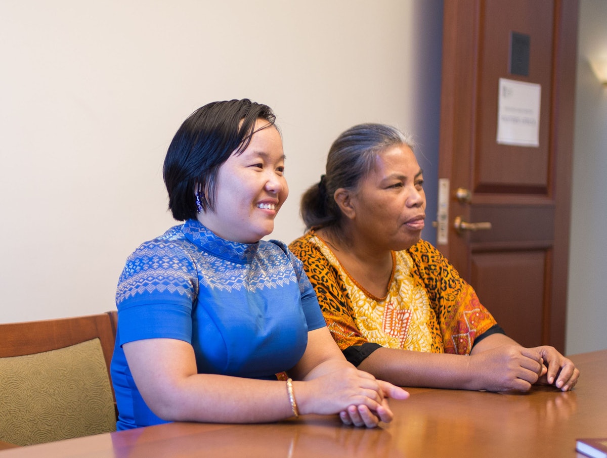 Sokumtheary Reth (izquierda), una consejera de Camboya, y Ritia Bakineti, una colega de Kiribati, escuchan atentamente una conversación sobre el papel de los jóvenes en sus comunidades.
