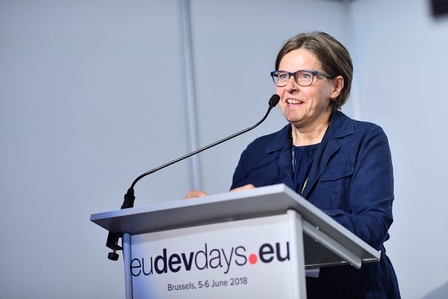 Heidi Hautala, vice-présidente du Parlement européen, s’adressant au public lors de la session organisée par la CIB le 5 juin 2018. Crédit photo : EDD 2018