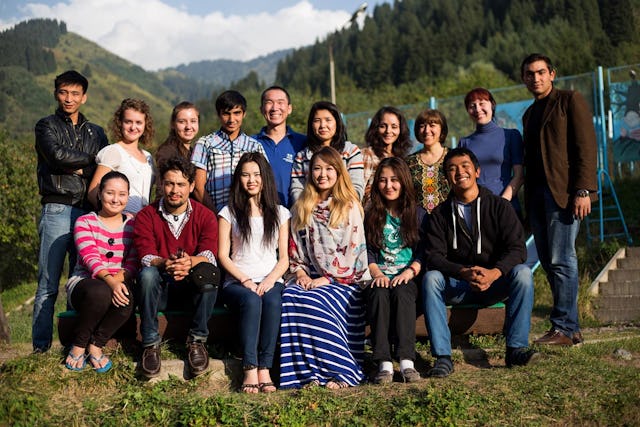 Un groupe de jeunes participe au séminaire au Kazakhstan, où les séminaires ont se déroulent depuis 2010.
