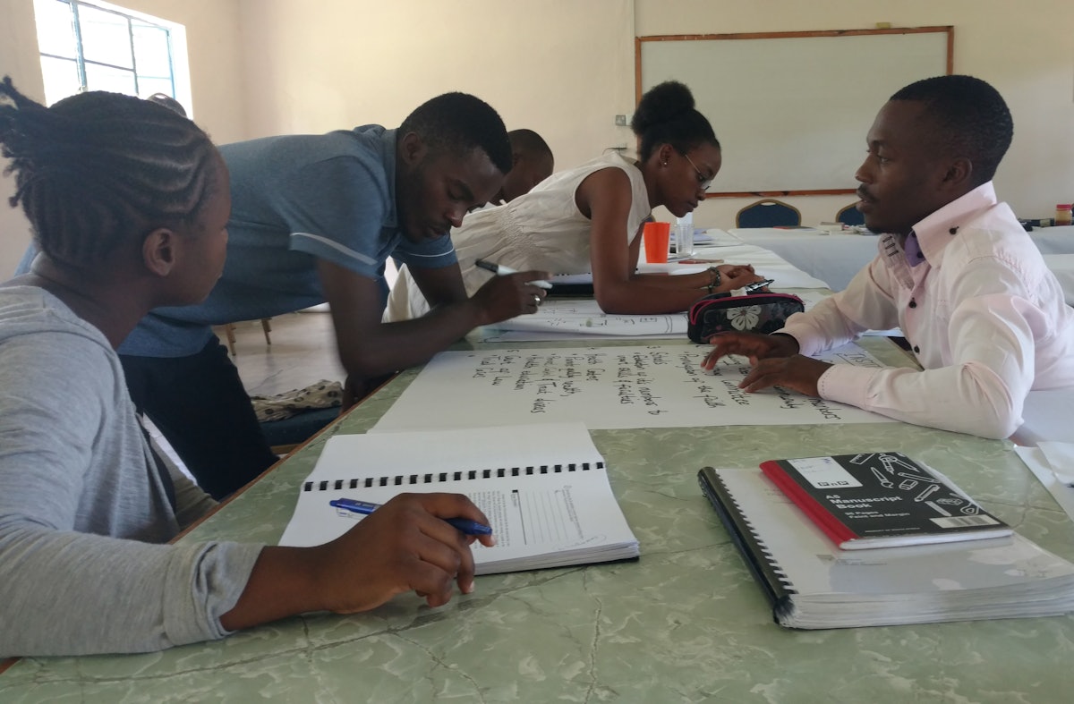 Estudiantes universitarios en Zambia colaboran en un ejercicio durante el seminario.