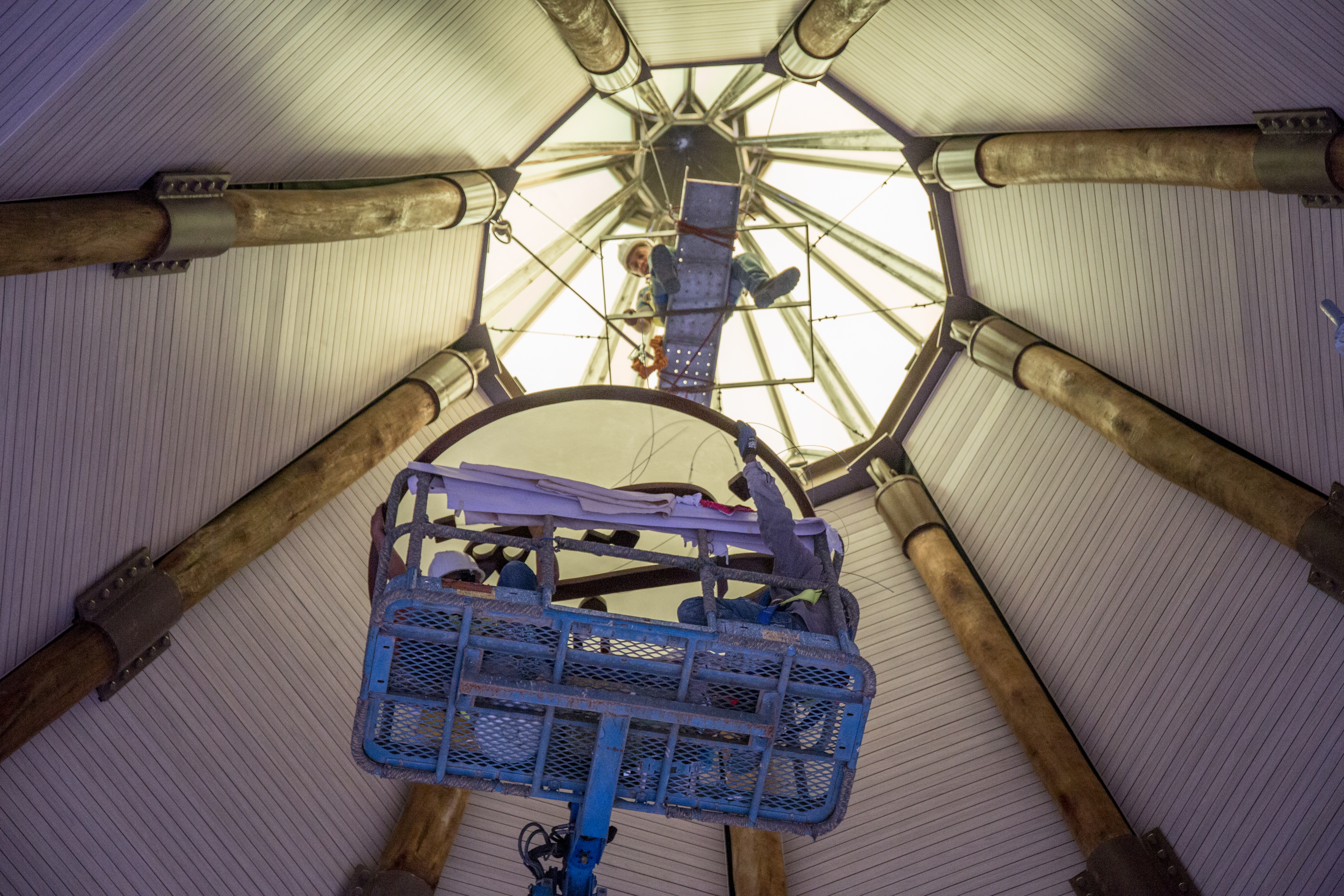 Workers raise the Greatest Name symbol about 15 meters to the apex of the Temple’s dome.