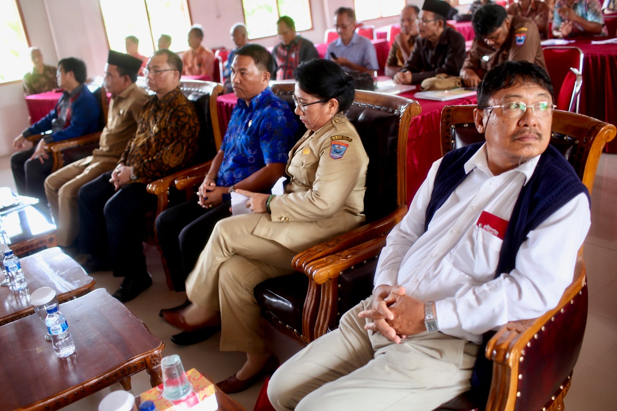 Des représentants du gouvernement assistant au séminaire d’avril, notamment, de droite à gauche : le pasteur Panulis Saguntung, chef du Forum pour l’harmonie entre les disciples des religions pour la régence Mentawaï ; Mme Seminar Siritoitet, représentante du régent du district des îles Mentawaï et assistante gouvernementale pour le bien-être des communautés à Mentawaï ; M. Nikanor Saguruk, chef adjoint du parlement local ; M. Muharram Marzuki, chef du centre de Recherche et développement du ministère indonésien des Affaires religieuses ; M. Masdan, chef du ministère des Affaires religieuses de la régence Mentawaï ; M. Haji Ibnu Hasan Muchtar, chercheur principal du ministère indonésien des Affaires religieuses.