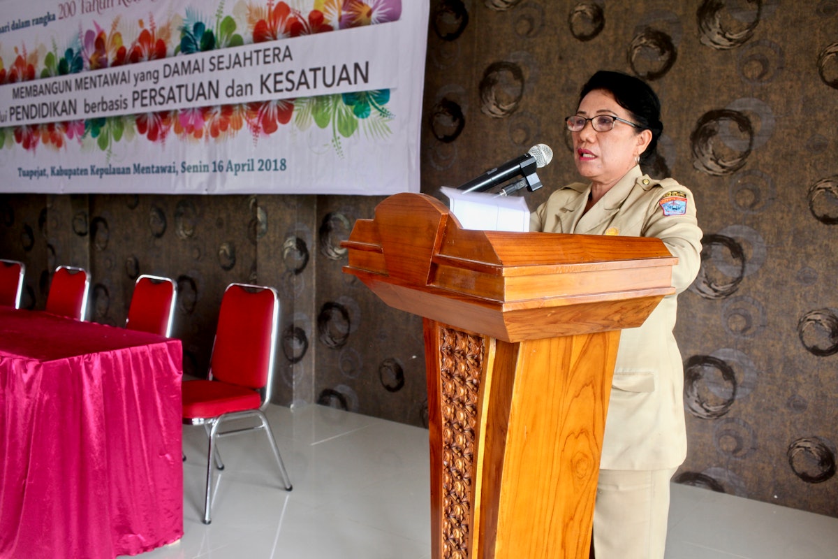 Mrs. Seminar Siritoitet, Representative of the Regent of the District of Mentawai Islands and Government Assistant for the Wellbeing of Communities in Mentawai, speaks during the gathering.