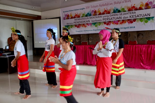 Les enseignants des écoles créées par l’YBTI exécutant une danse traditionnelle mentawaï lors d’une session du séminaire qui s’est tenu en avril.