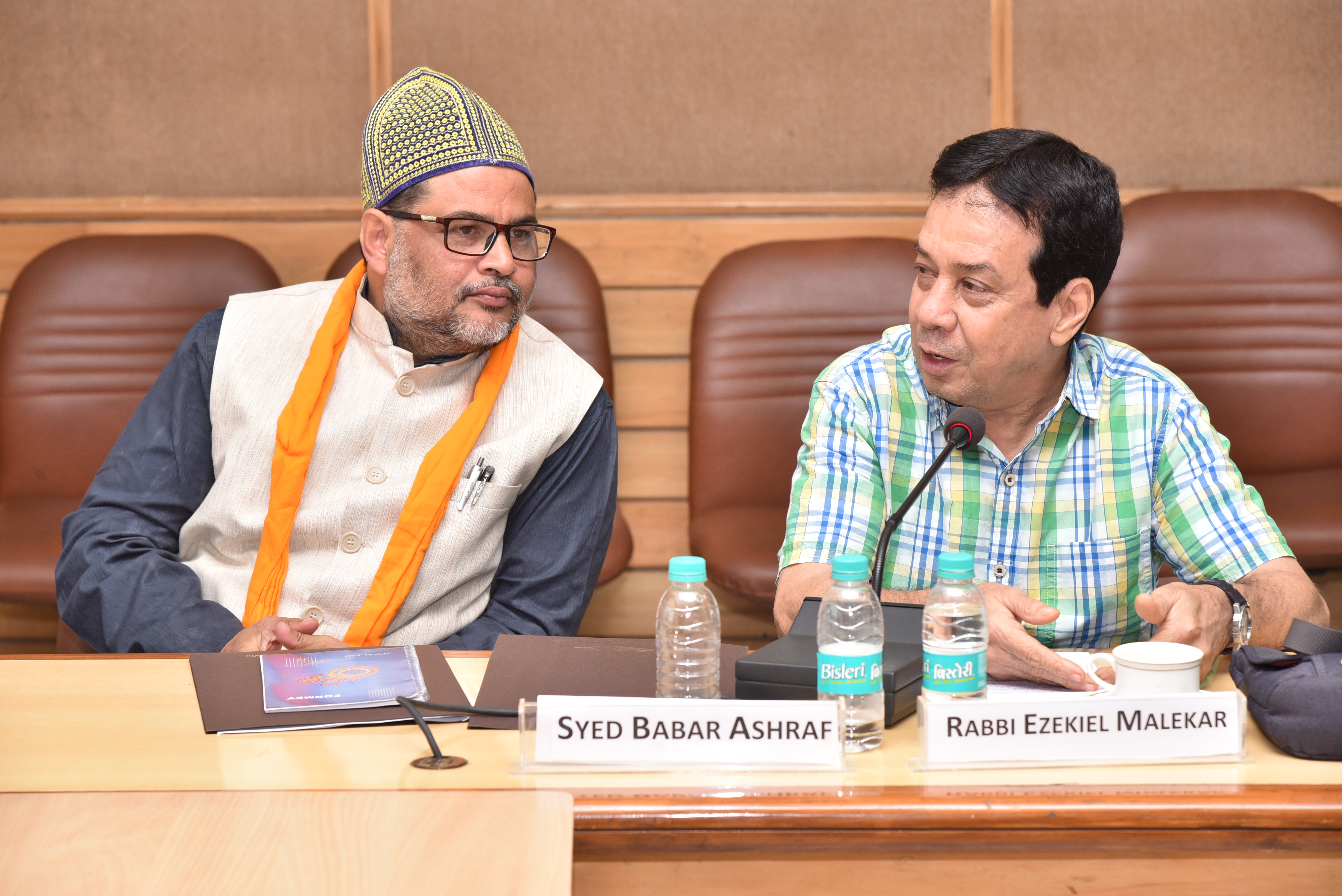 خاخام اِزِکیئل ایزک مالِکار، خاخام اصلی و دبیر افتخاری کنیسه جودا حیام، در حال بیان دیدگاه خود در میزگرد. در سمت چپ سید اشرف.
