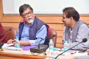 El panelista Chandan Mitra, diputado, editor y director gerente del periódico The Pioneer, y el Sr.K.Suresh, director general del Instituto Indio de Comunicación de Masas (IICM), hablaron este sábado en la mesa redonda de Nueva Delhi titulada «Presentar la religión con sensibilidad y comprensión en un mundo interdependiente».