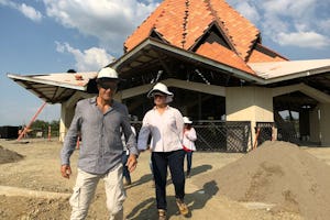 طراح معبد جولیان گوتیرز چاکن در حال بازدید از محل معبد بهائی در نورته دل کائوکا جهت سنجش میزان پیشرفت کار ساخت بنا.