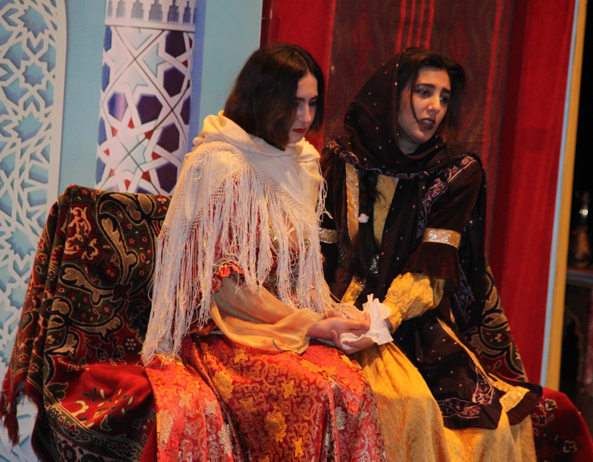 Dans cette scène, Tahirih, à gauche, rencontre la femme de Siyyid Kazim, un important chef religieux dont les fidèles attendaient la venue imminente d’un Messager de Dieu.