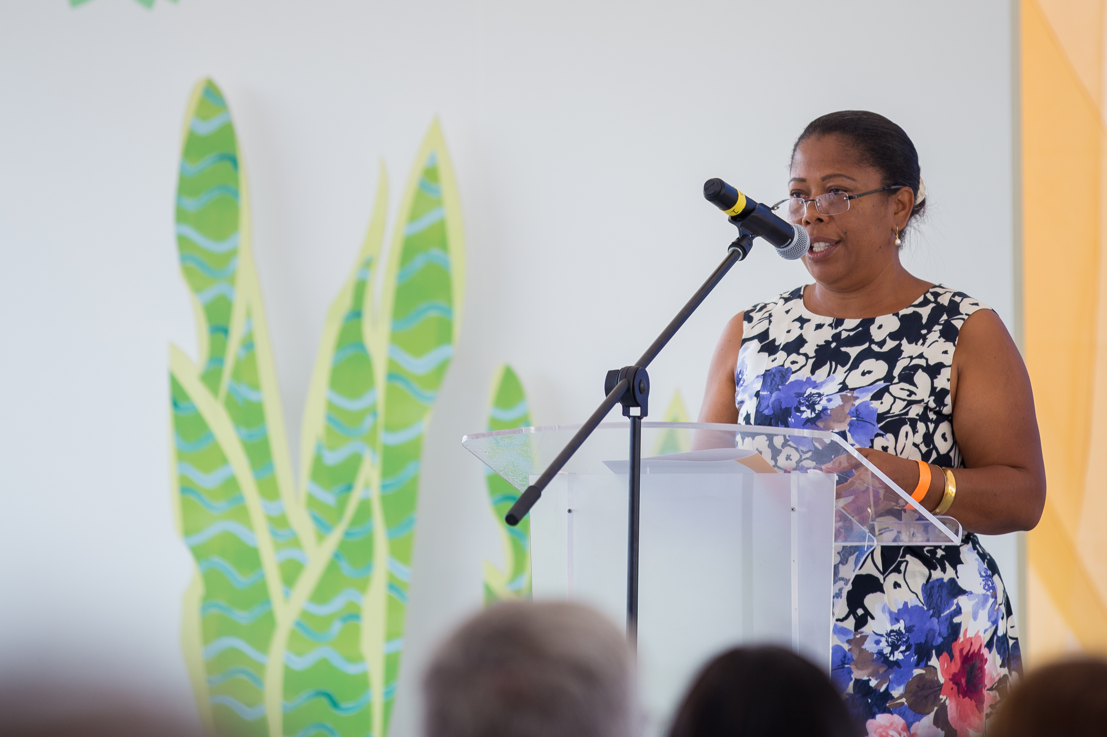 Mme Aguilar lisant la lettre de la Maison universelle de justice.