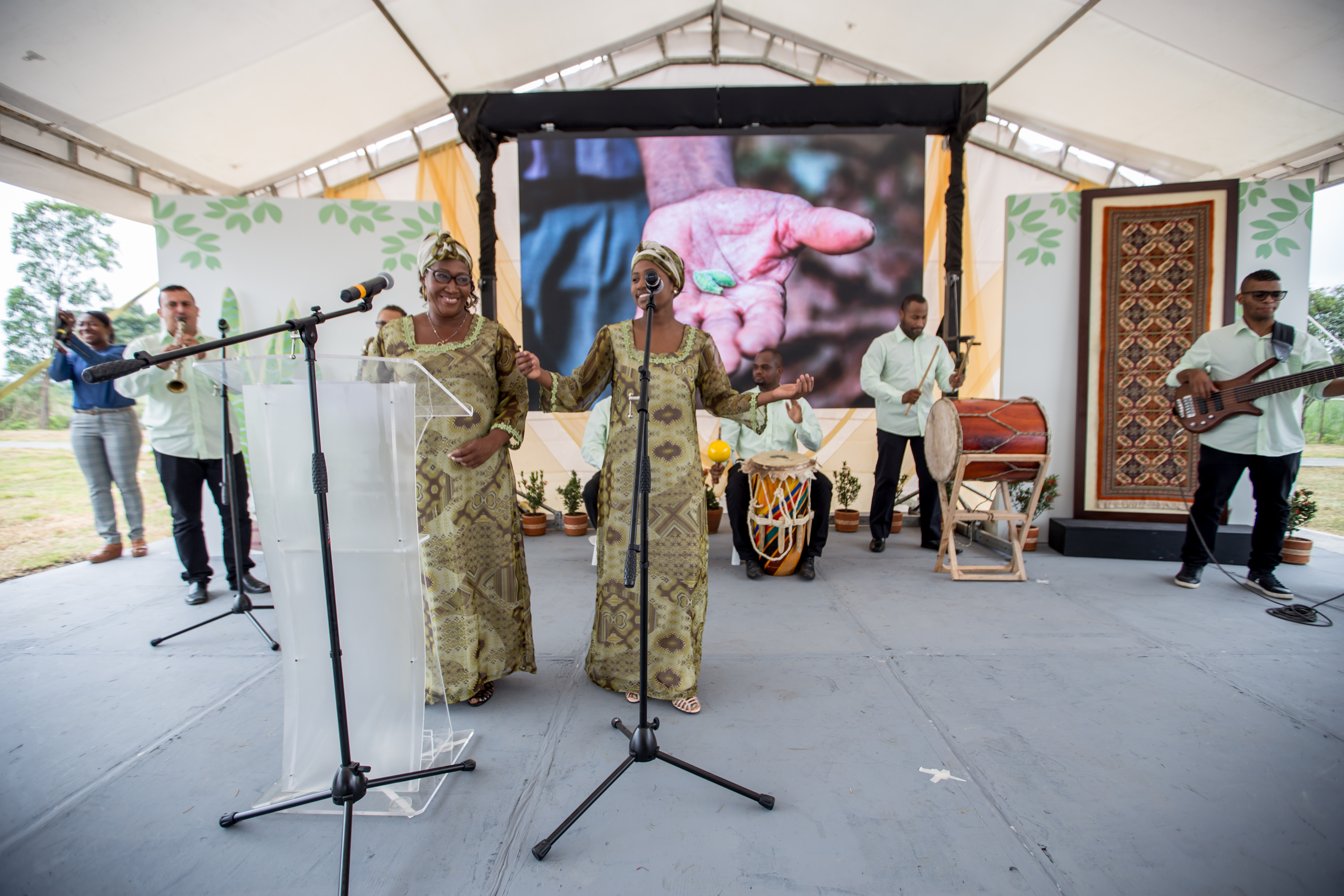 گروه موسیقی در حال اجرای سرودی با نام «لاکامبیا دل ژاردینرو» که از استعارۀ باغبان برای توصیف فرآیند تعلیم و تربیت روحانی استفاده می‌کند.
