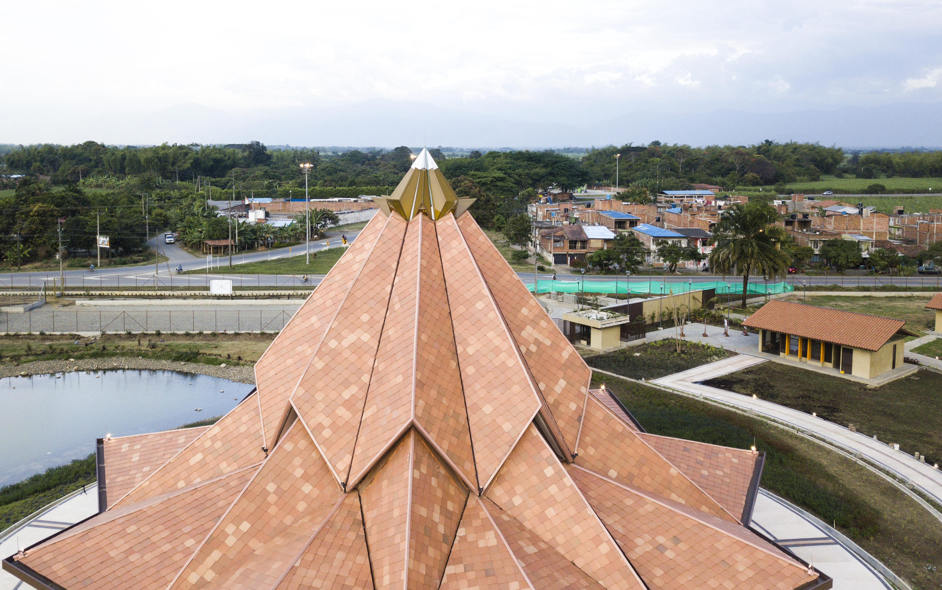 شهر آگوا آزول در خیابان مقابل معبد قرار دارد. بسیاری از ساکنان این شهر روز یکشنبه برای اولین بار از معبد بازدید به عمل آوردند.