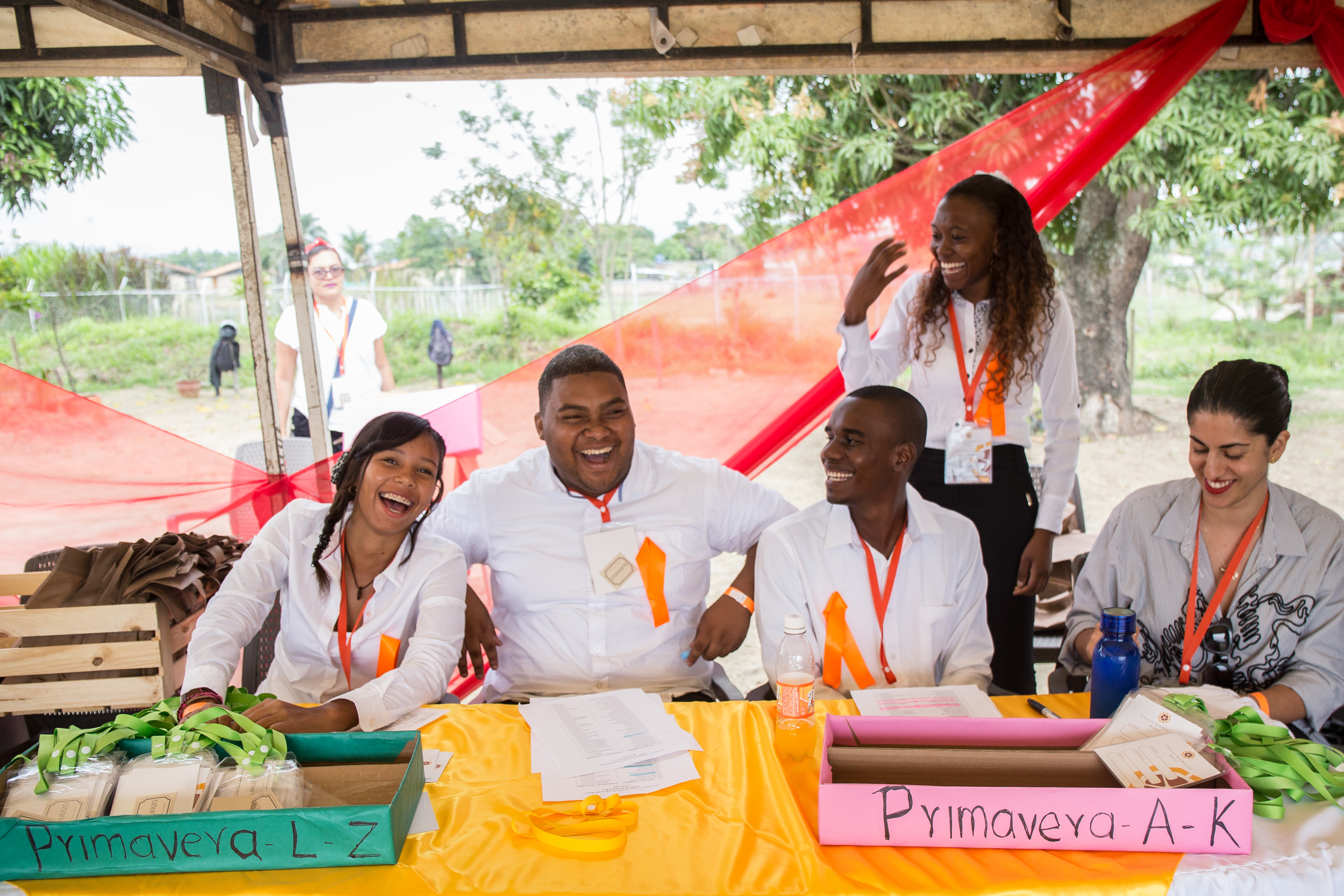 داوطلبان در حال ثبت‌نام شرکت‌کنندگان جلسۀ روز یکشنبه که اغلب ساکن جوامع اطراف هستند. جامعۀ پریماورا در فاصله‌ای کمتر از دو کیلومتر از معبد قرار دارد.