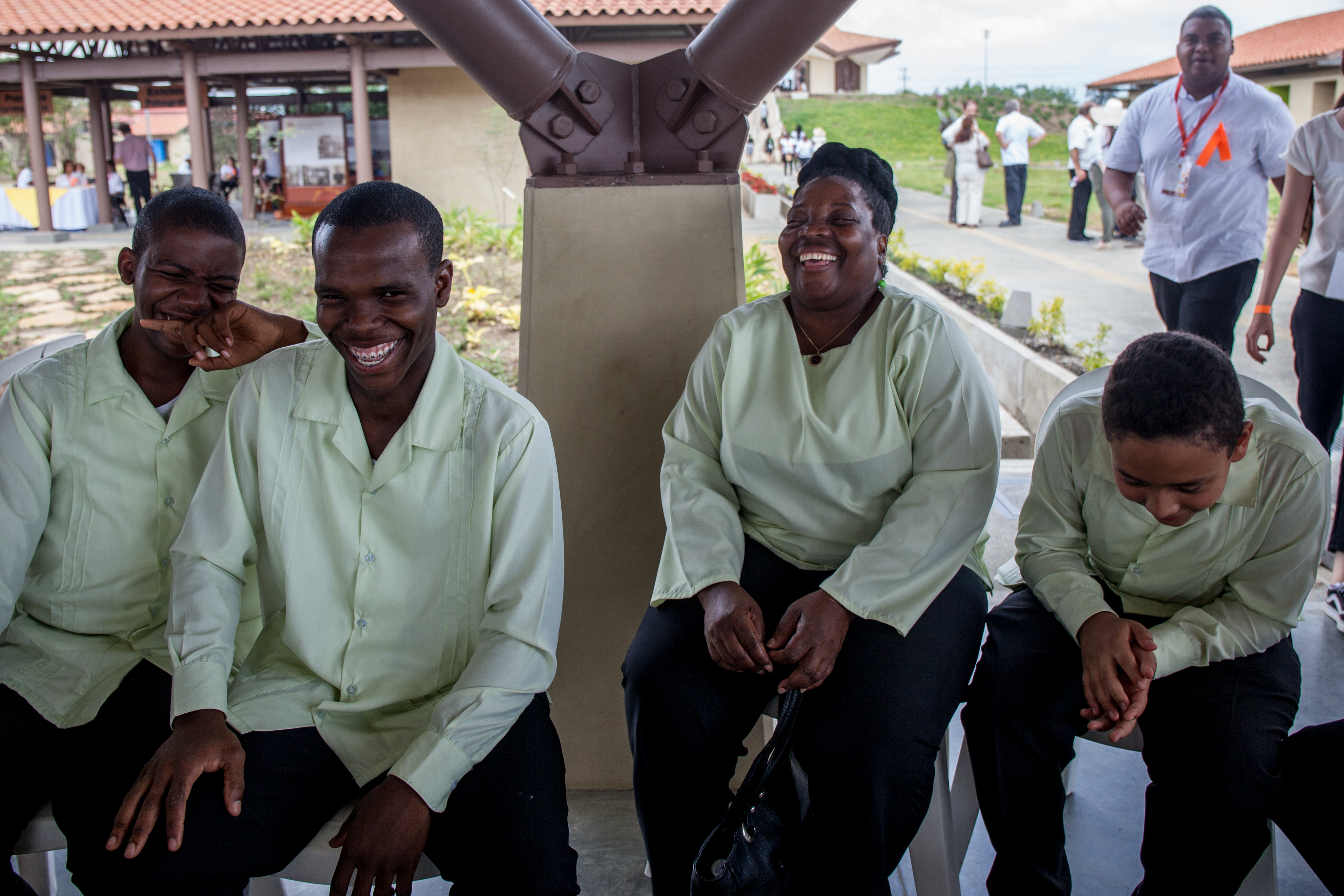 اعضای گروه کر در حال شادی و سرور در برنامۀ روز یکشنبه