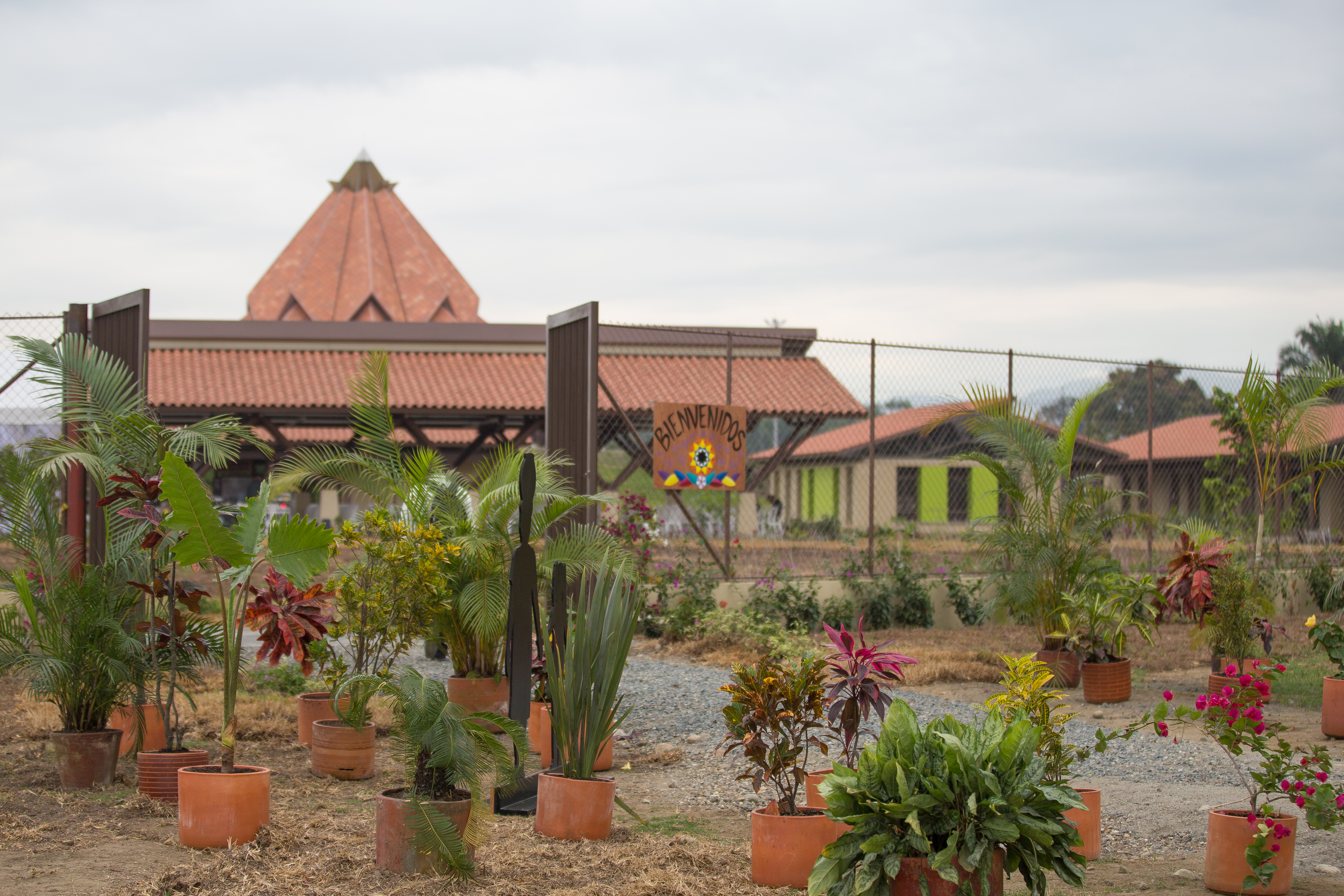 ورودی معبد با گلدان‌های گیاهان بومی تزئین شده بود. این یک رسم رایج برای تزیین خانه‌های منطقه است.