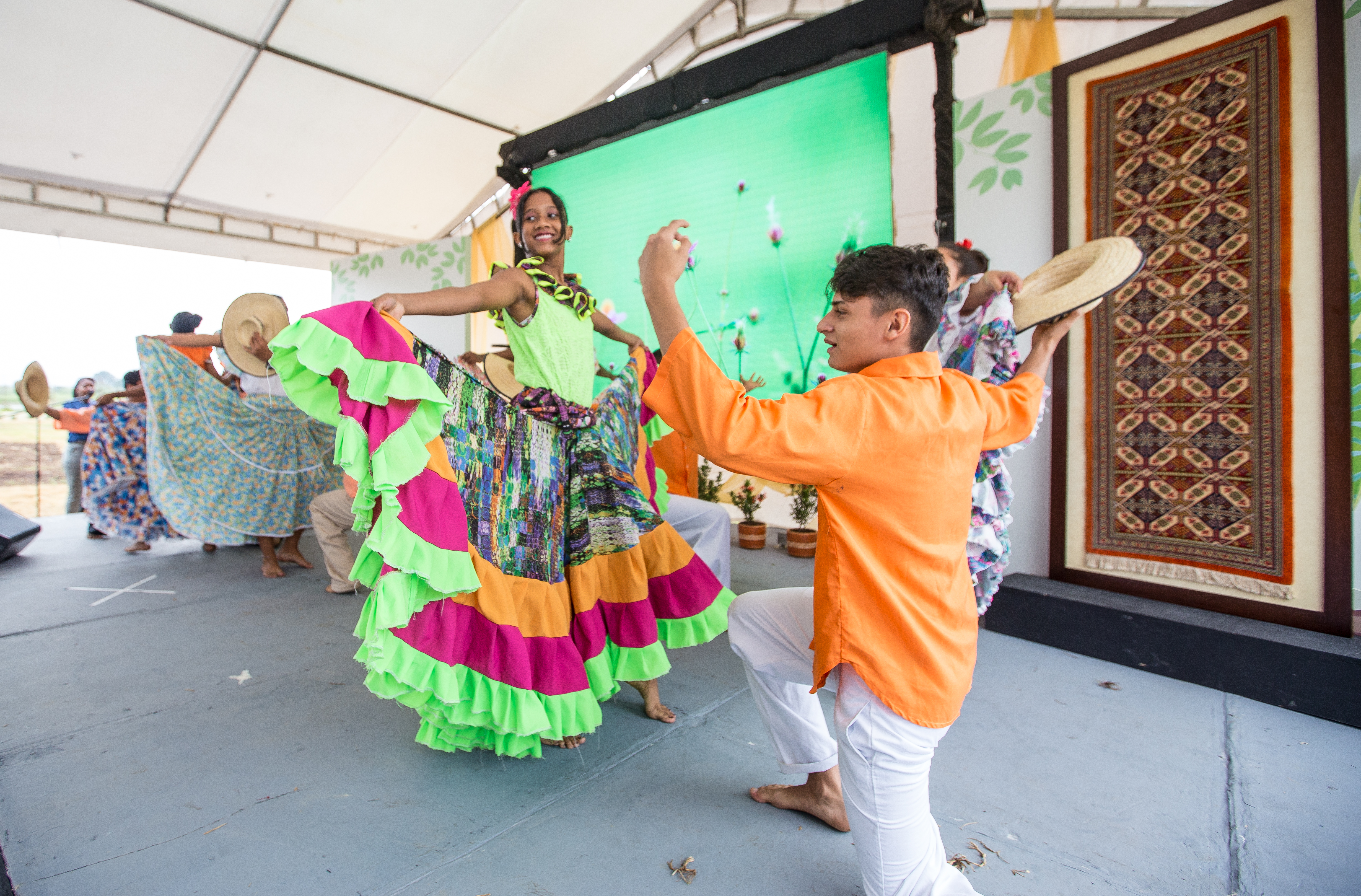 دانش‌آموزان یکی از مدارس ملهم از تعالیم بهائی در حال اجرای یک رقص سنتی کلمبیا