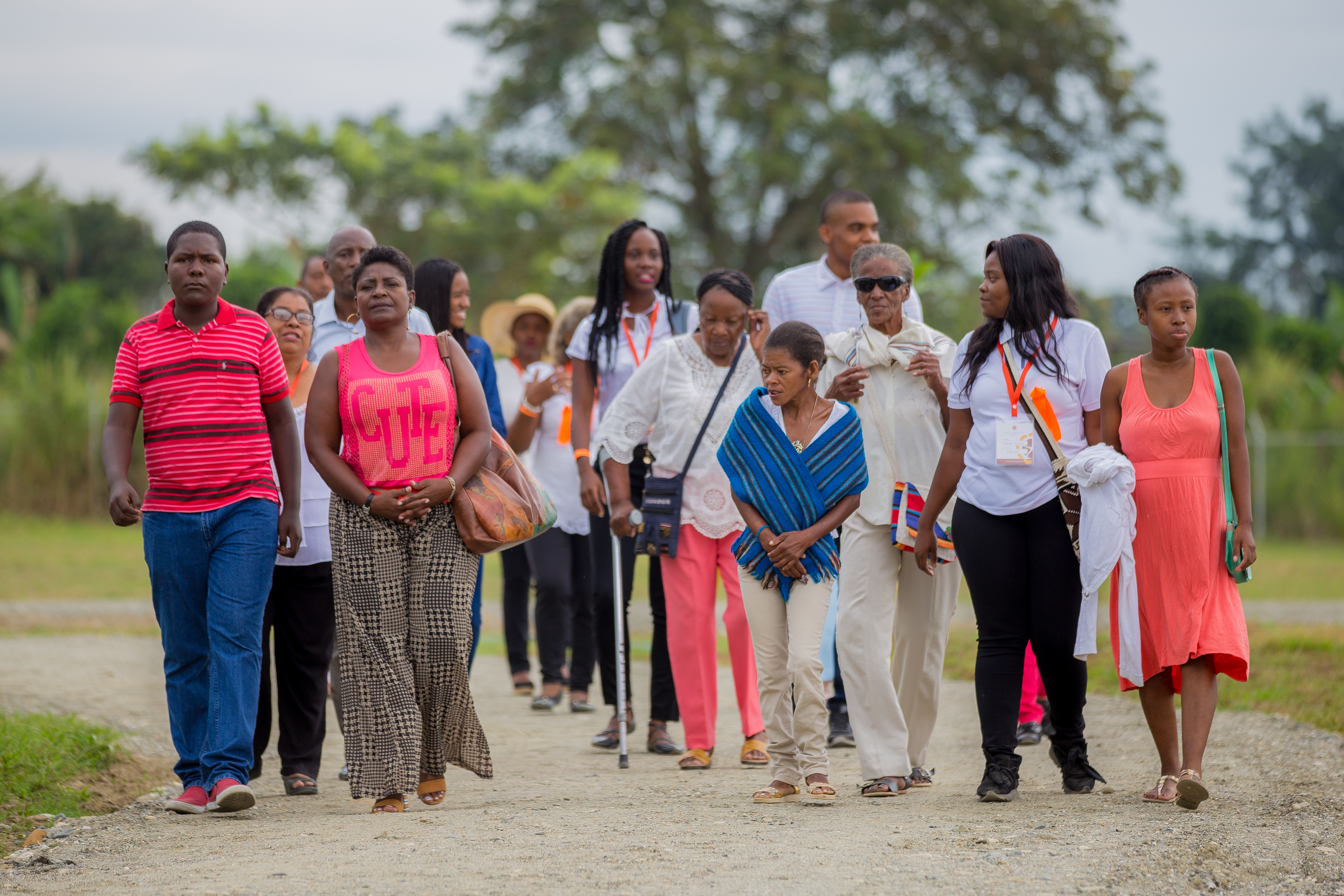 ساکنان جوامع اطراف برای اولین بازدید خود از معبد بهائی وارد محوطه معبد می‌شوند.