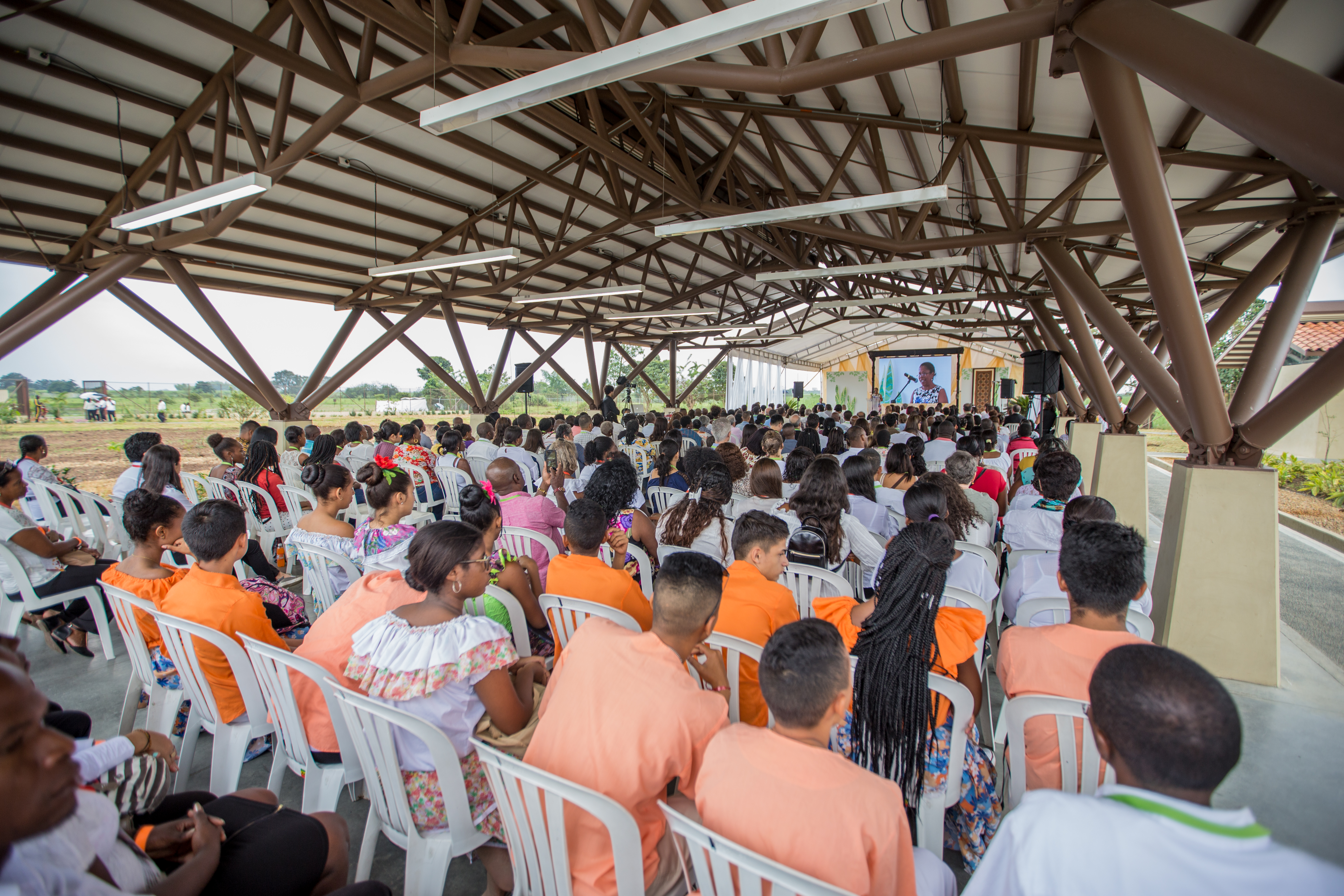 Un auditoire de plus de 300 personnes écoutant Nilma Aguilar lire le message de la Maison universelle de justice pour l’ouverture récente du temple. « La maison d’adoration se dresse désormais comme un symbole de la beauté inhérente à la noble population de cette région et son architecture évoque la générosité de sa terre natale », indique la lettre du 22 juillet.