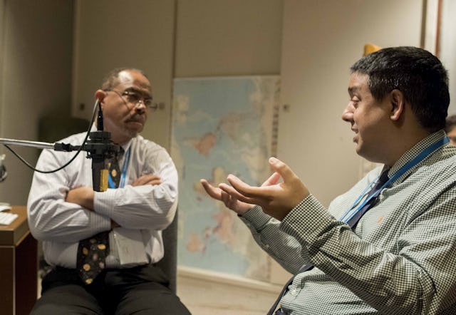 Taraz Nadarajah (right), a member of the Continental Board of Counsellors in Australasia, speaks with Mark Sisson, a member of the Board of Counsellors in the Americas.