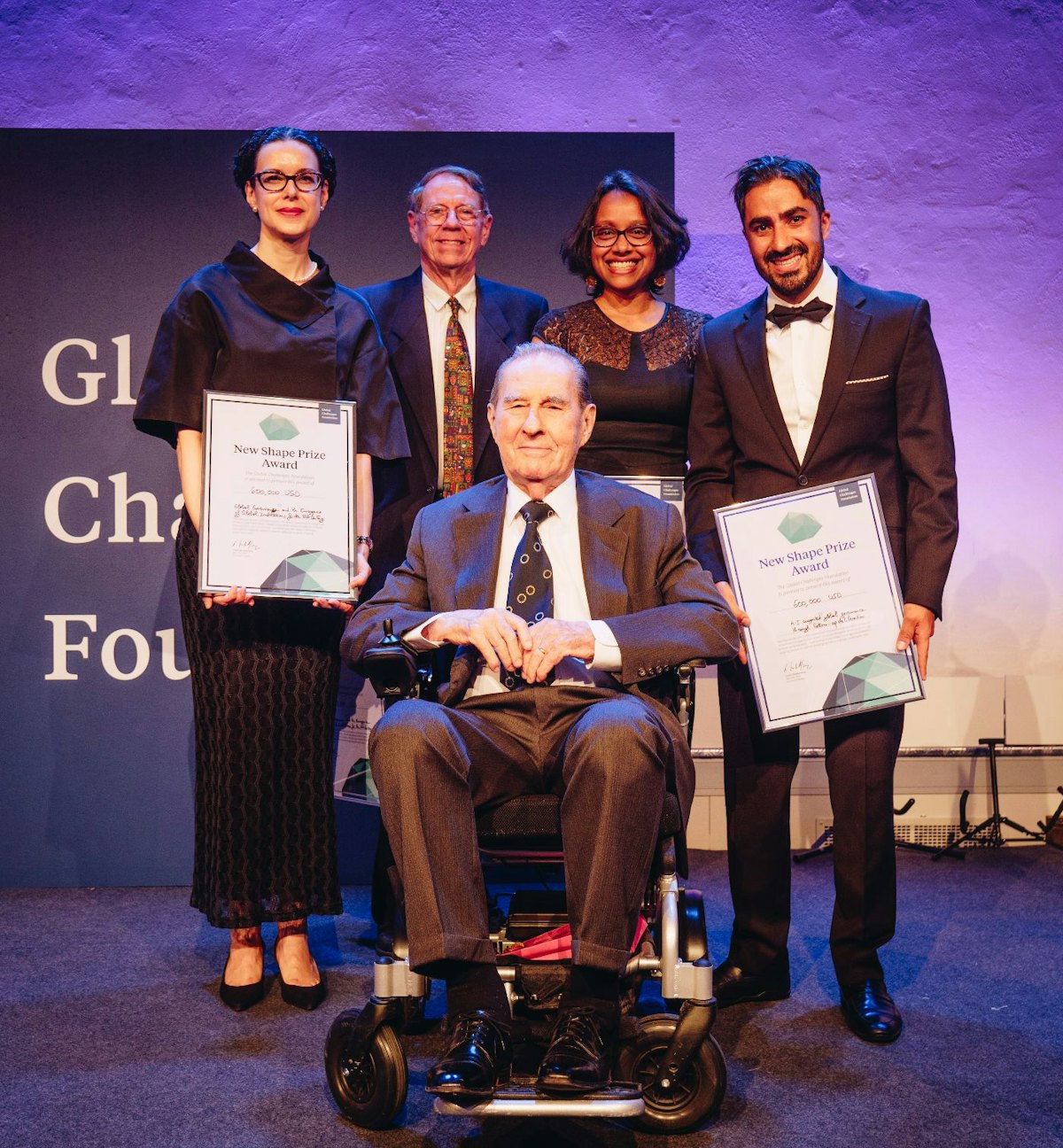 Maja Groff (à gauche), Arthur Dahl, et deux autres lauréats du prix New Shape avec Laszlo Szombatfalvy (devant), fondateur et président de la Global Challenges Foundation. (Photo par Global Challenges Foundation)