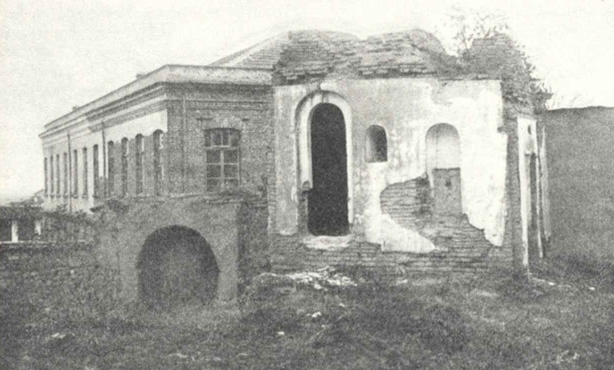 تصویری از اکتبر سال ۱۹۳۳ از بقایای خانه عزت آقا در ادرنه ترکیه است. حضرت بهاءالله در این خانه سکونت داشتند که سربازان آن را محاصره کرده و درباریان نهایتاً حکم تبعید از شهر را برای ایشان صادر کردند.