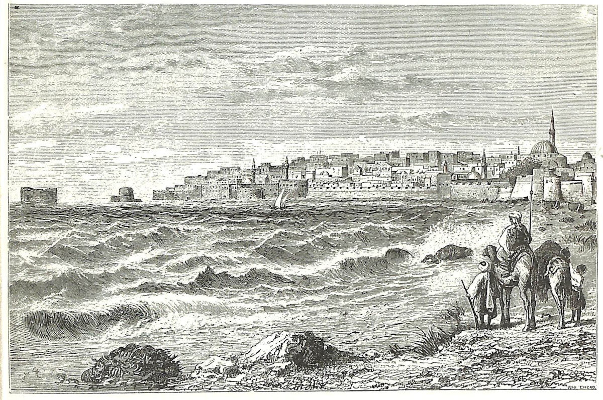 تصویری برگرفته از کتابی منتشر شده در سال‌های ۱۸۸۰، شهر عکا را از ساحل تا قسمت‌های غربی شهر نشان می‌دهد. در سمت چپ دیوار ساحلی، دروازه ورودی شهر از طریق دریا دیده می‌شود. (منبع: «سرزمین و کتاب» اثر تامسون)