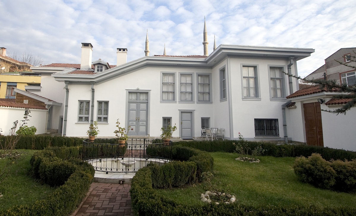 Photo récente de la maison de Rida Big, l’une des maisons dans lesquelles Bahá’u’lláh a vécu à Edirne, en Turquie. Le 12 août 1868, l’empire ottoman bannit Bahá’u’lláh d’Edirne et l’envoya finalement à Acre. L’édifice d’Edirne est maintenant un lieu saint que les bahá’ís peuvent visiter.