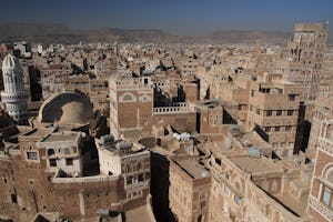 مقامات حوثی در صنعای یمن که توسط ایران حمایت می‌شوند، روز شنبه حدود بیست بهائی را با رشته‌ای اتهامات بی‌اساس مورد حمله قرار دادند. (عکس از yeowatzup، دسترسی از طریق Wikimedia Commons)