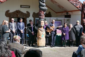مراسمی در یک مرکز محلی مائوری در نزدیکی شهر همیلتون در نیوزلند به مناسبت انتشار یک کتاب مناجات بهائی به زبان مائوری.