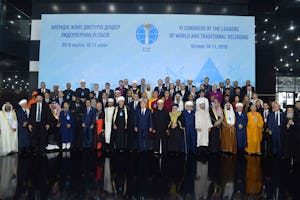 نمایندگان حاضر در ششمین «کنگرۀ رهبران ادیان سنتی و جهانی» برای گرفتن عکس دست جمعی گرد هم می‌آیند. این کنگره به میزبانی نورسلطان نظربایف، رئیس‌جمهور قزاقستان، در تاریخ ده و یازده اکتبر در آستانا در قزاقستان برگزار شد.