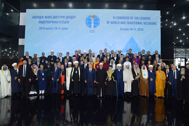 نمایندگان حاضر در ششمین «کنگرۀ رهبران ادیان سنتی و جهانی» برای گرفتن عکس دست جمعی گرد هم می‌آیند. این کنگره به میزبانی نورسلطان نظربایف، رئیس‌جمهور قزاقستان، در تاریخ ده و یازده اکتبر در آستانا در قزاقستان برگزار شد.