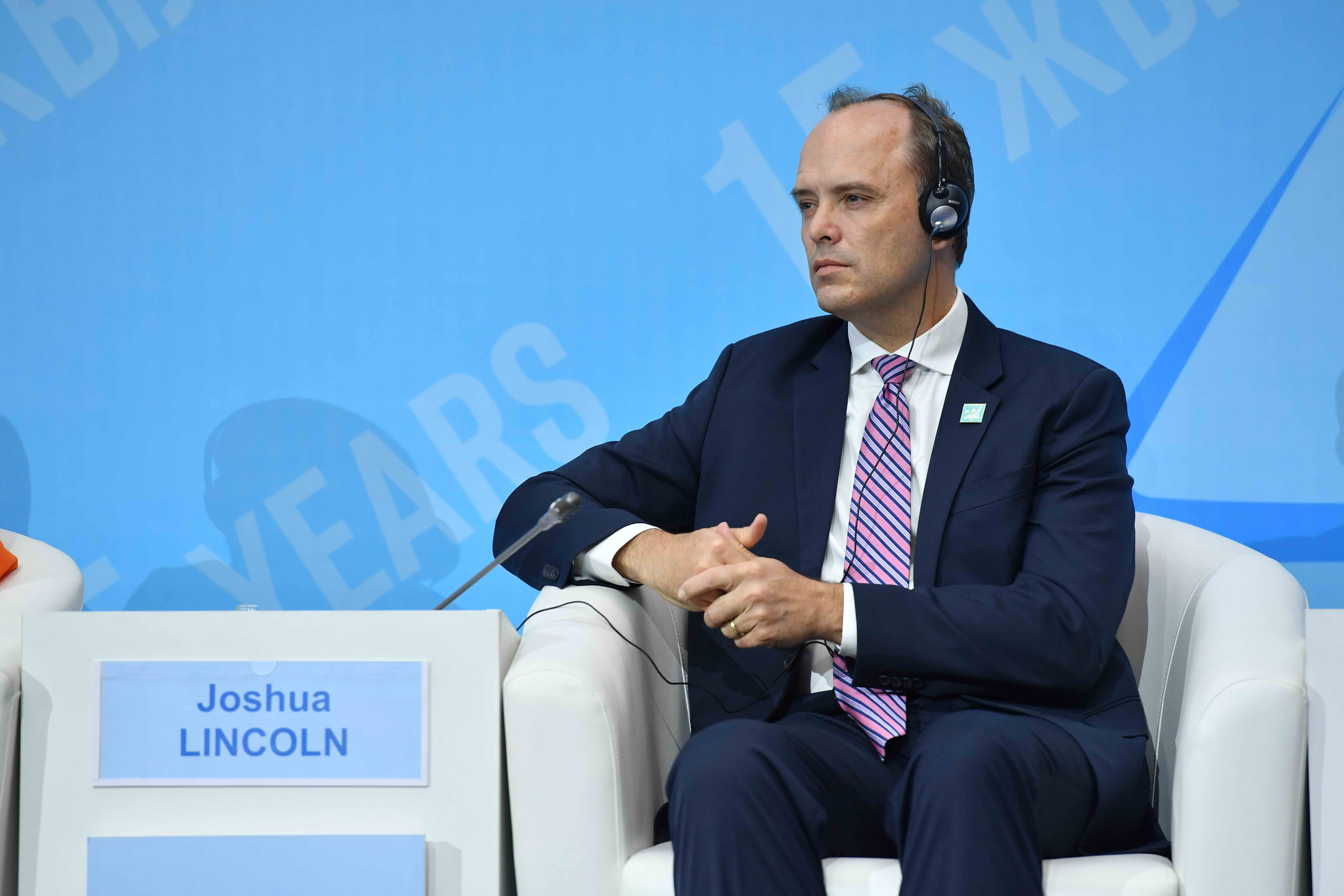 دکتر لینکلن در یکی از میزگردهای ششمین «کنگرۀ رهبران ادیان سنتی و جهانی» به صحبت‌ها گوش می‌دهد.