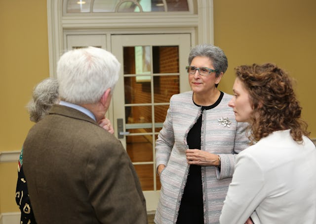 Hoda Mahmoudi (segunda por la derecha) es la titular de la Cátedra Bahá'í para la Paz Mundial de la Universidad de Maryland en College Park. La Cátedra auspició recientemente una conferencia, que reunió a especialistas universitarios y profesionales de una amplia gama de campos para compartir los nuevos aprendizajes sobre la consecución de la paz y la seguridad mundiales.