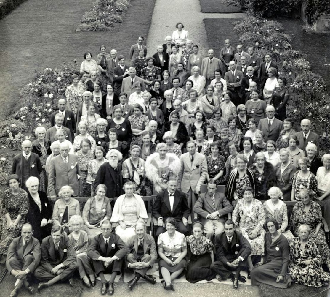 آقای سنت بارب وسط ردیف دوم نشسته است. عکس از شرکت کنندگان در اولین مدرسه تابستانه سازمان «مردان درخت» در ۱۹۳۸. (عکس متعلق به کتابخانه دانشگاه ساسکاچوان، آرشیو و کلکسیون ویژه دانشگاه، مجموعه مربوط به آقای ریچارد سنت بارب بیکر)