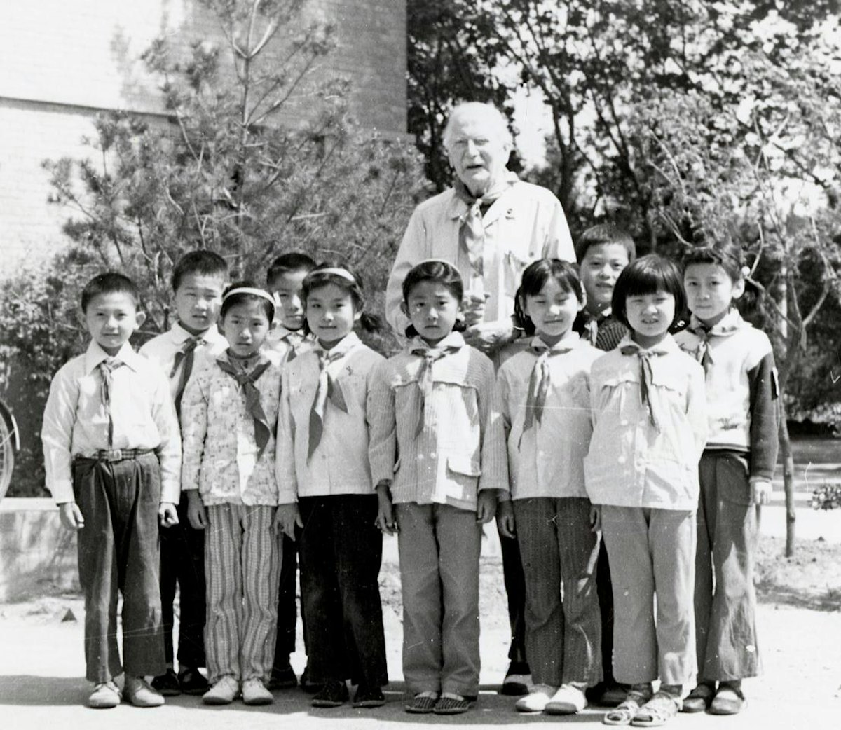 At age 91, St. Barbe met with a group of schoolchildren in China. (Credit: University of Saskatchewan Library, University Archives & Special Collections, Richard St. Barbe Baker Fonds)
