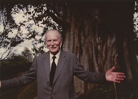 Photo de 1976 montrant Richard St. Barbe Baker devant un arbre à Nairobi, au Kenya.