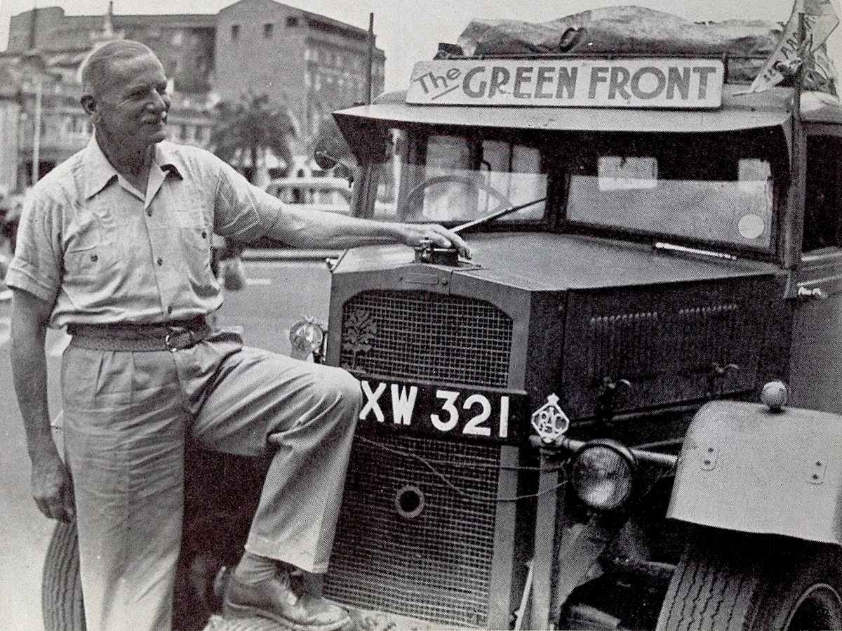 St. Barbe devant son véhicule lors de son expédition « the Green Front Against the Desert » en 1952. (Source : Bibliothèque de l’université de la Saskatchewan, Archives et collections spéciales de l’université, Fonds Richard St. Barbe Baker)