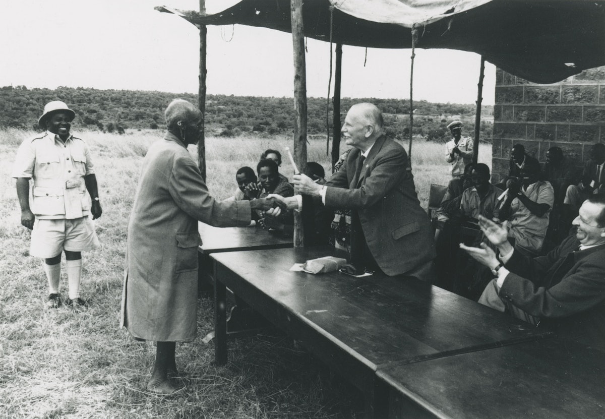 آقای سنت بارب، در سمت چپ، در حال دست دادن با دوستی در گردهمایی نخستین مؤسسان سازمان «مردان درخت» در ۱۹۵۰. این سازمان در ۱۹۲۴ پس از کار آقای سنت بارب در کنیا تأسیس شد.