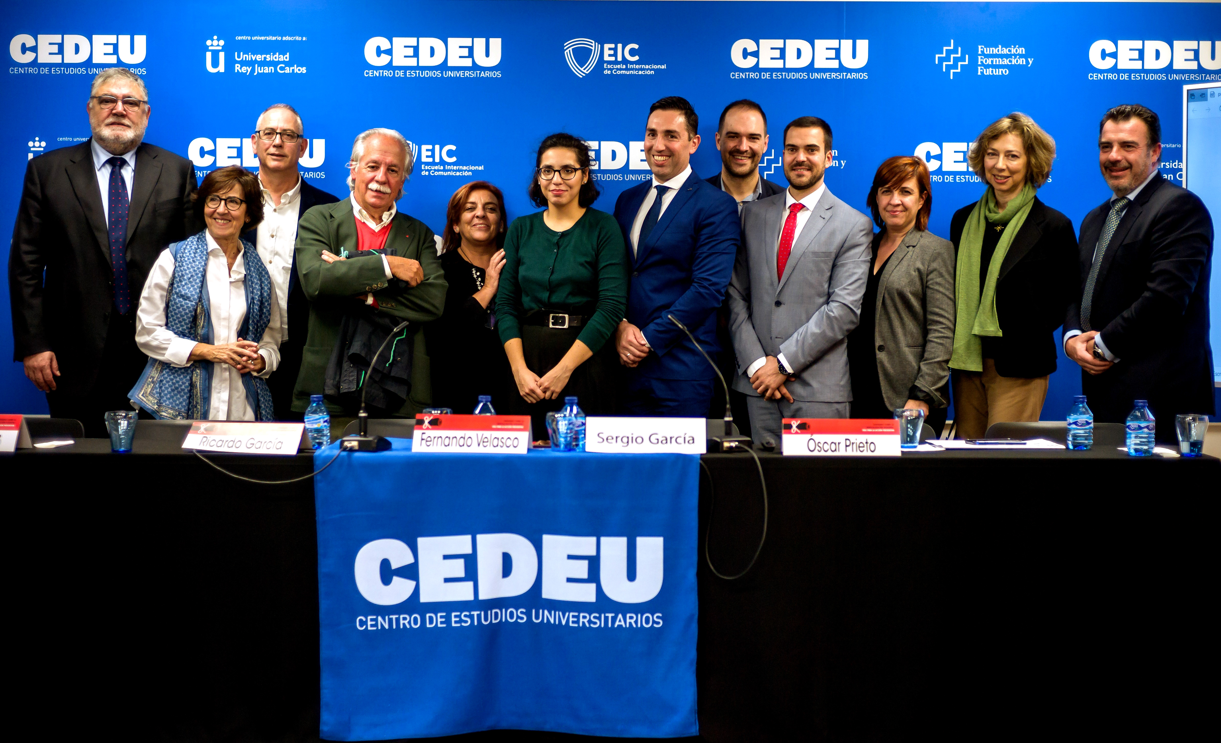 Esta foto de grupo muestra a los ponentes y organizadores del seminario.