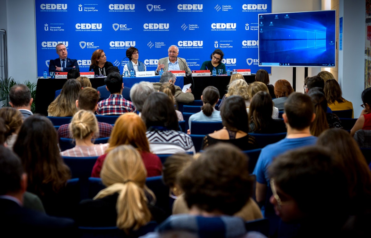 بیش از هفتاد نفر در این کنفرانس یک روزه که توسط جامعهٔ بهائی اسپانیا و چندین سازمان دیگر برگزار شده بود شرکت کردند. این سمینار در تاریخ ۲۶ اکتبر در مرکز مطالعات دانشگاهی مرتبط با دانشگاه کینگ خوان کارلوس (King Juan Carlos) در مادرید برگزار شد.