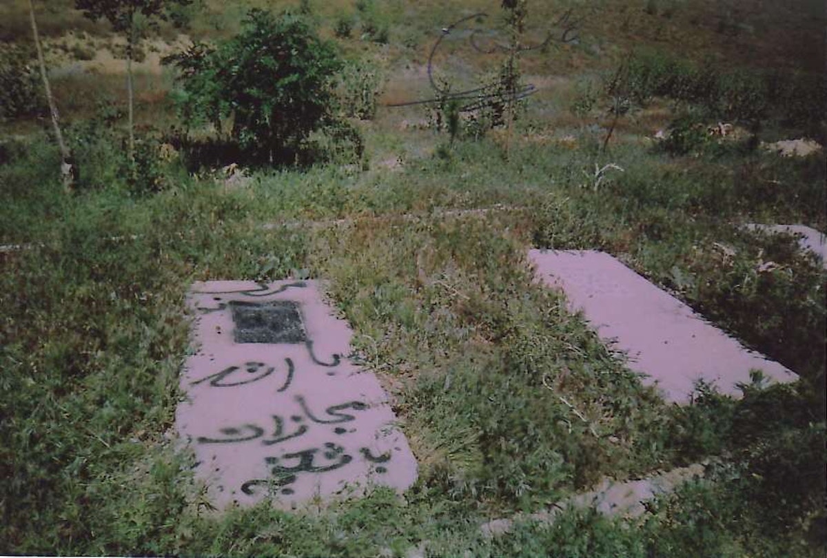 Les bahá’ís en Iran subissent également des incitations à la haine et des attaques. Photo d’un graffiti inscrit dans un cimetière de Hamadan et portant la mention « mort sous la plus grande torture ».
