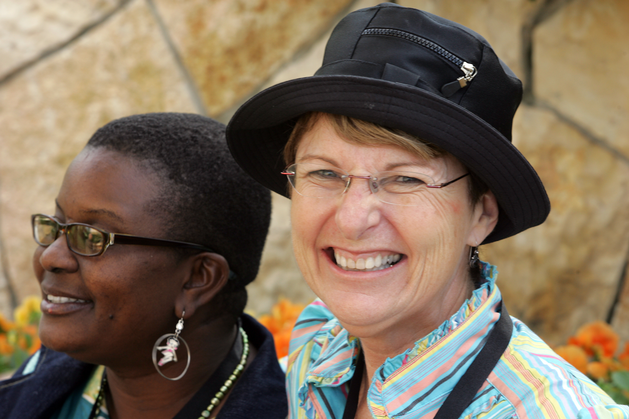 خانم بتی گیلِئو (چپ) و خانم استفانی بِلادْورت، دو نماینده از کشور سنت لوسیا.