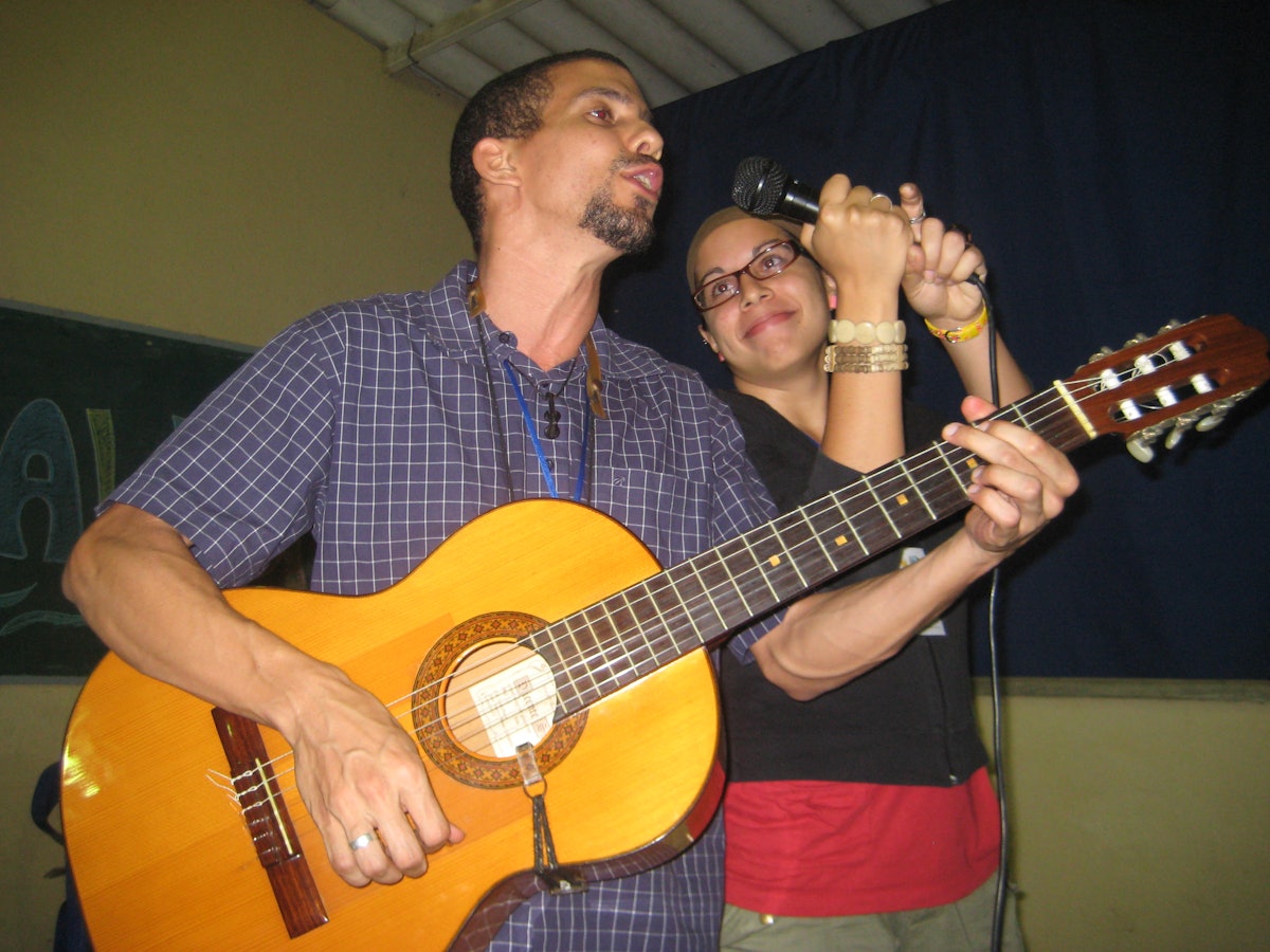 Thomas Woodard wrote the song “Hoy Te Sumas Tu” (Today You Join In), which became the theme of this year’s Venezuelan Baha’i summer school. Here he performs at the school with his wife, Elizabeth Calderin.
