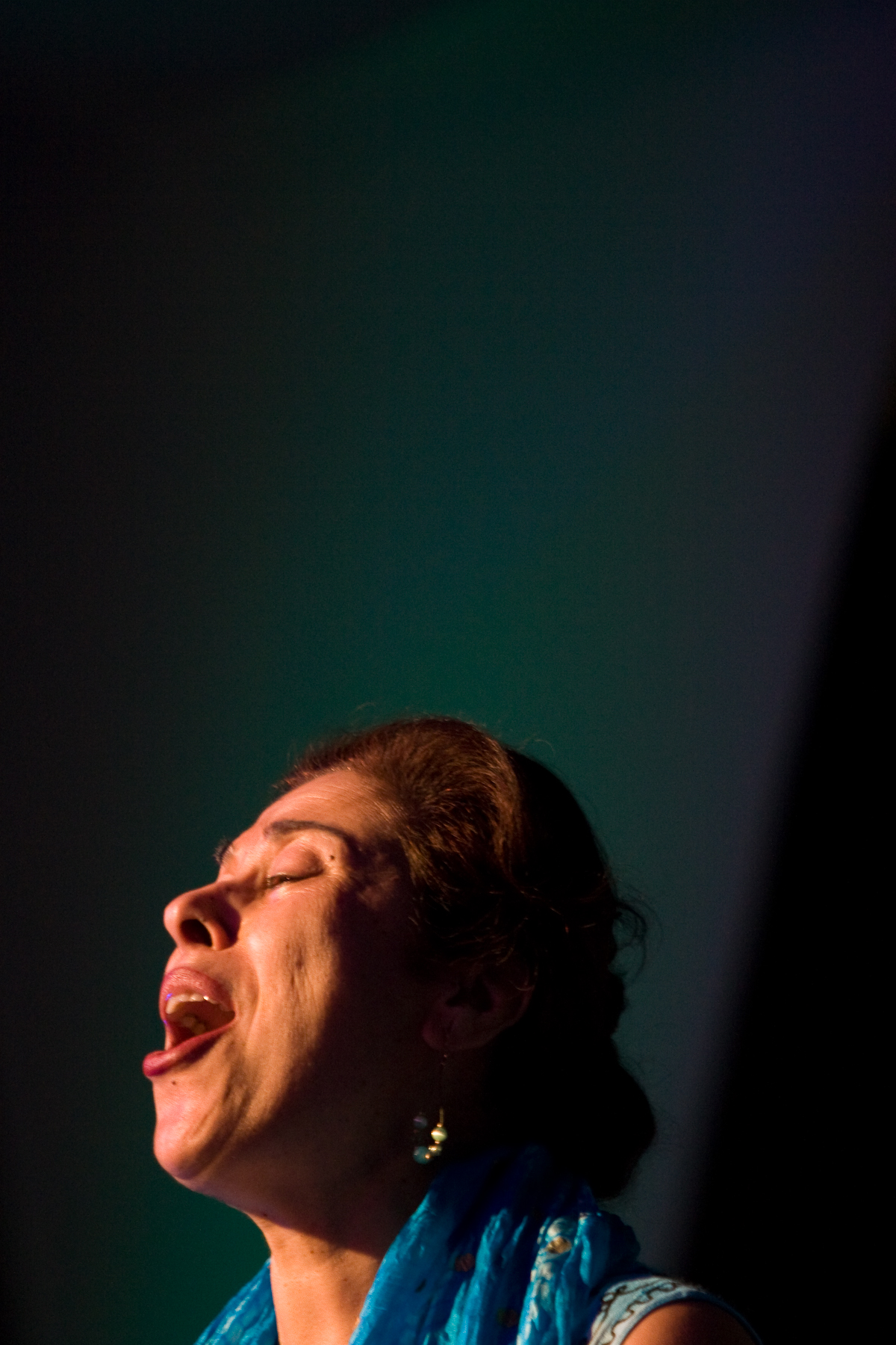 The well-known Baha’i vocalist Narges sings for the thousand people in the audience at the Green Lake conference in the United States.